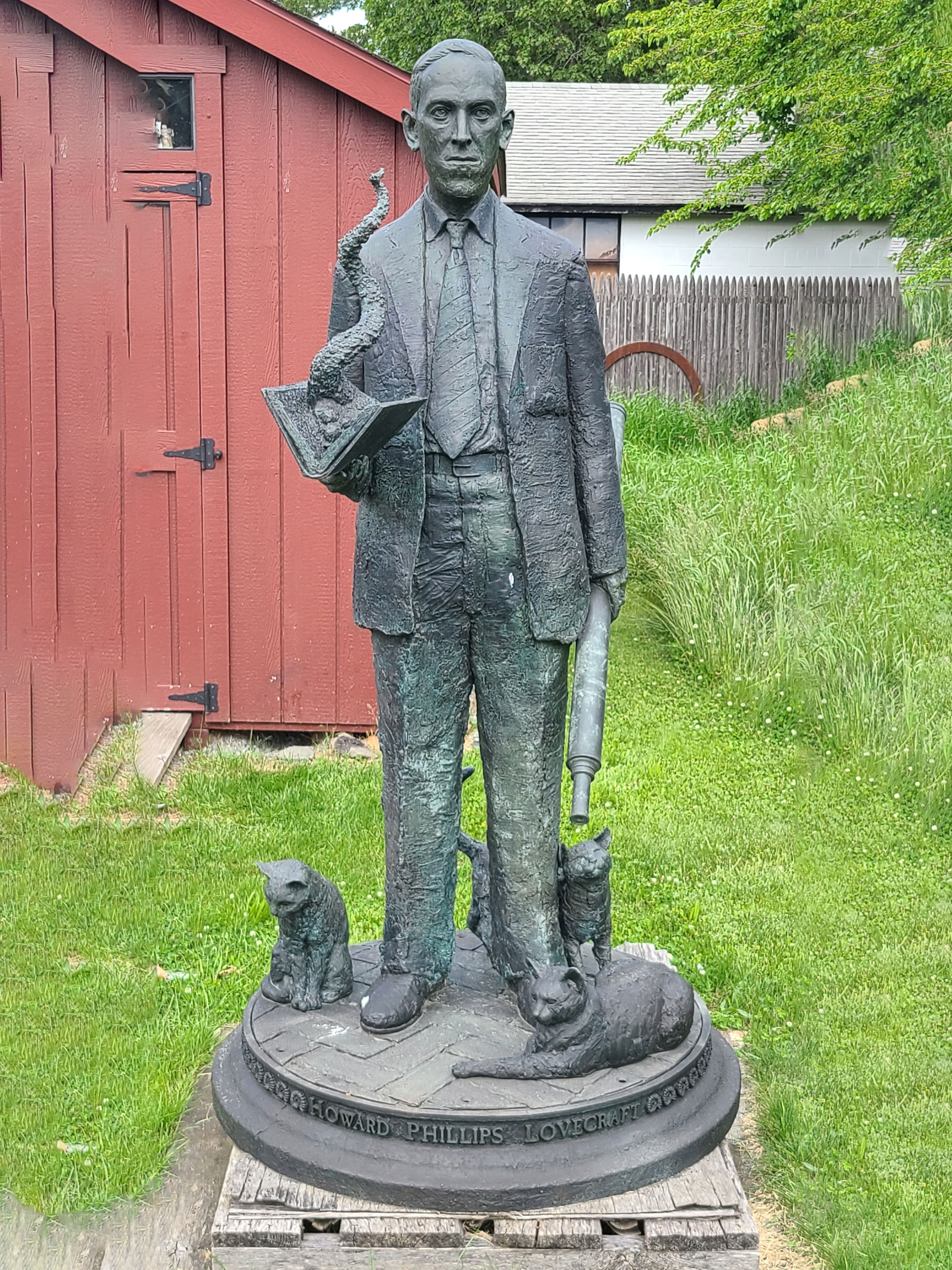 The statue of Lovecraft by Gage Prentiss